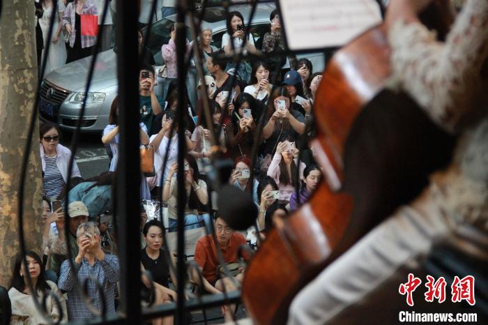 (中国新貌)西安巷弄里奏响西洋乐 传递浪漫与松弛感__(中国新貌)西安巷弄里奏响西洋乐 传递浪漫与松弛感