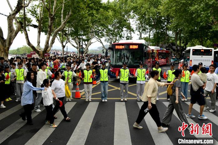 国庆假期杭州西湖断桥旁，这道义道风景线，你打卡了吗？
