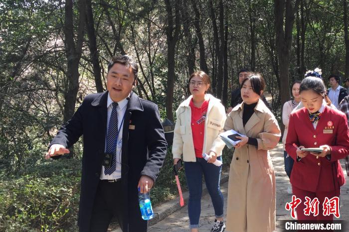 国庆假期龙门石窟游客爆满，这位讲解员一天讲解超十趟