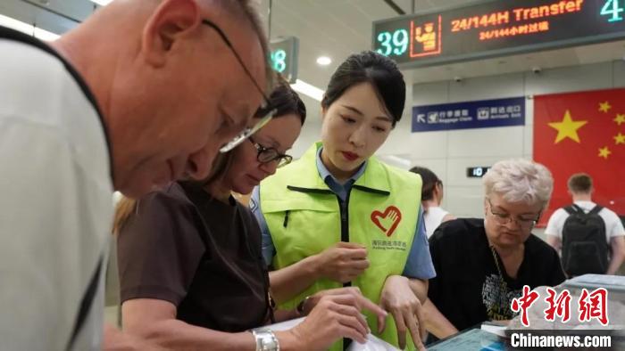 上海浦东国际机场口岸启用新型智能验证台、畅通“绿色生命通道”_上海浦东国际机场口岸启用新型智能验证台、畅通“绿色生命通道”_