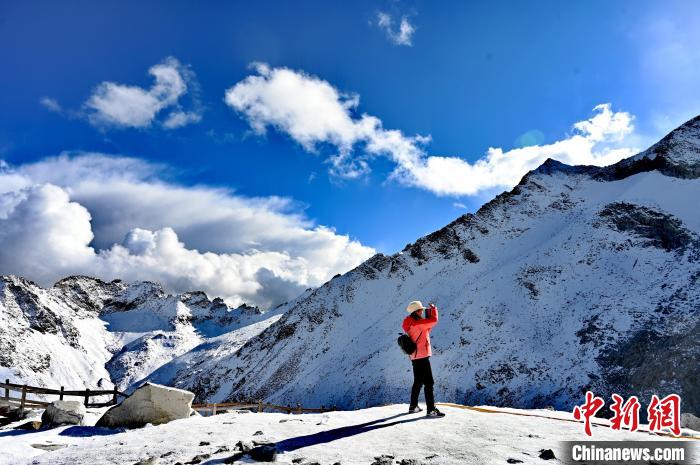 反向旅游成新宠，泰国游客竟在达古冰川实现雪山之巅的梦想