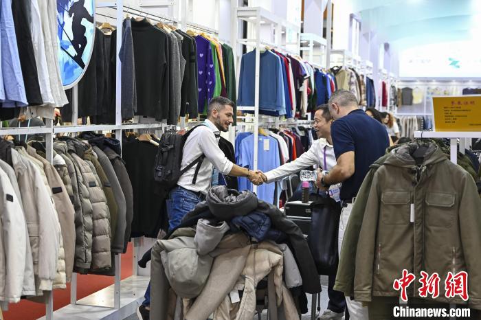科技赋能！中国纺织服装新品在广交会吸睛，境外采购商纷沓而至