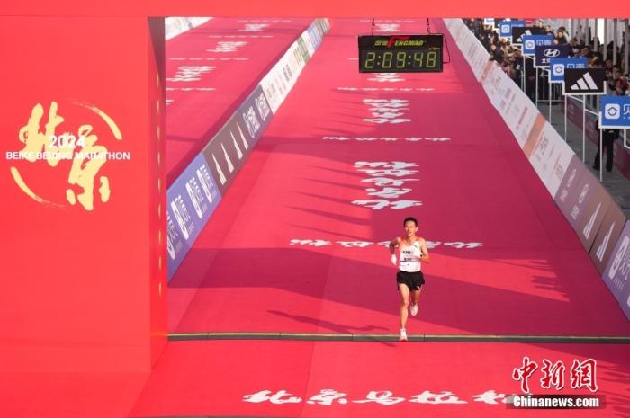 3 万人雾中开跑，陈天宇为何能卫冕北马国内男子组冠军？