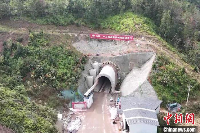 瑞梅铁路枫树排隧道贯通：2566米长隧道如何提前30天完工？