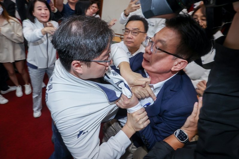 一片混乱!台立法机构续审“财划法”爆发激烈肢体冲突_一片混乱!台立法机构续审“财划法”爆发激烈肢体冲突_
