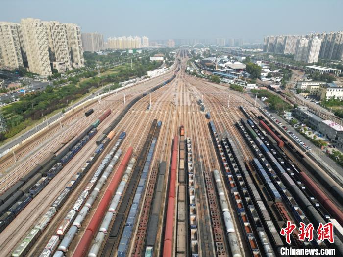 全国铁路实行新运行图，国铁集团郑州局新增货运班列，满足市场需求