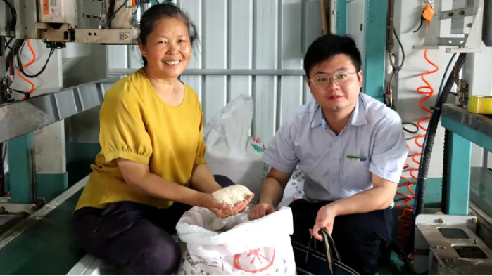 沉沉嘉穗泛金黄 邮储银行助力秋粮收购有序开展_沉沉嘉穗泛金黄 邮储银行助力秋粮收购有序开展_