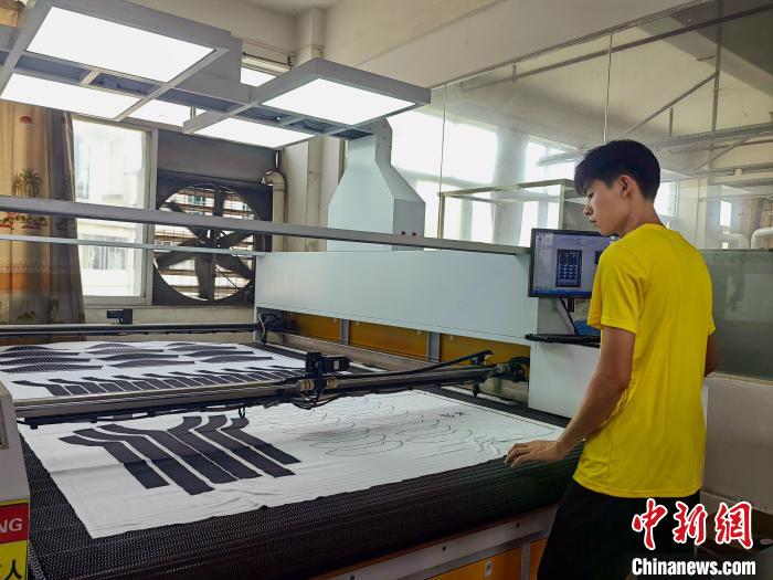 这个小镇的服装产业产值竟然高达 74.6 亿元