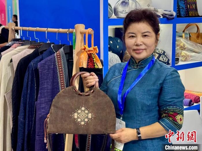 黎锦元素面料制成的服饰亮相巴黎时装周，你还不知道吗？