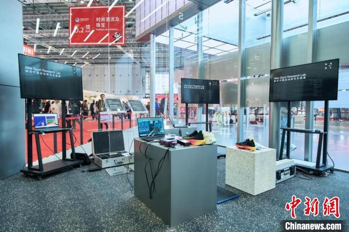 第六届进博会舞台上，耐克宣布在上海设立中国运动研究实验室