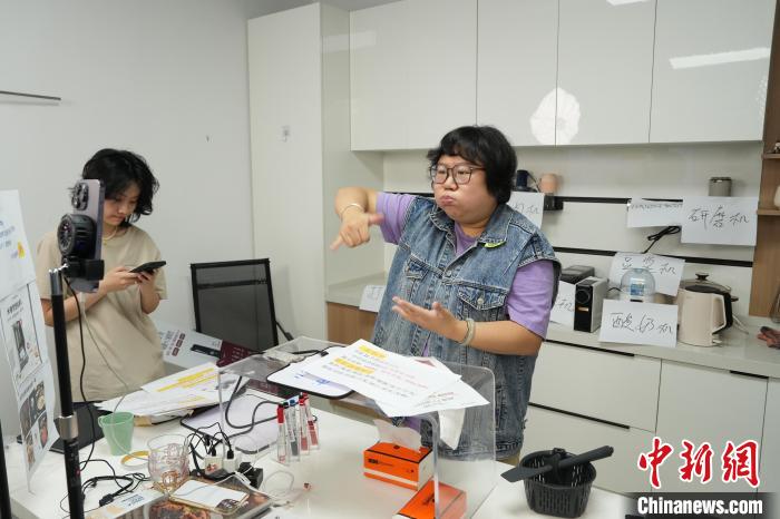 三年，从单场销量千元到突破五十万，听障主播小七姐姐是如何做到的？
