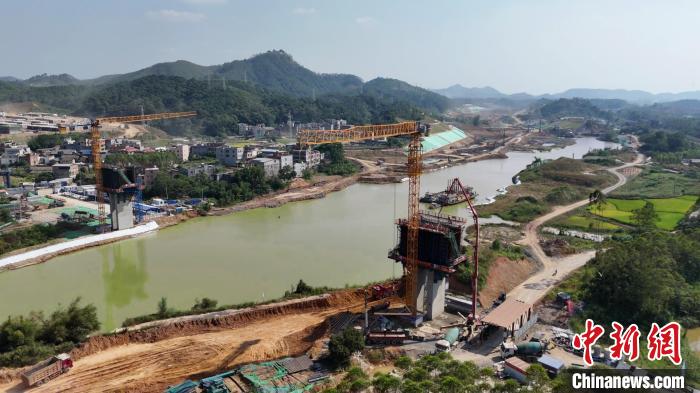 平陆运河沿线跨线刚构桥首个 0 号块浇筑完成，标志着上部结构施工新阶段开启