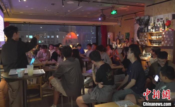 从牛顿到达尔文，学术酒吧能否成为思想交流的新场所？