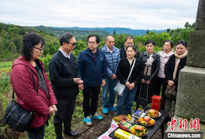 台胞杜震华夫妇回重庆万州寻根祭祖:完成50多年心愿__台胞杜震华夫妇回重庆万州寻根祭祖:完成50多年心愿