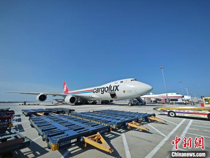 郑州机场货运量突破 70 万吨，你知道这意味着什么吗？