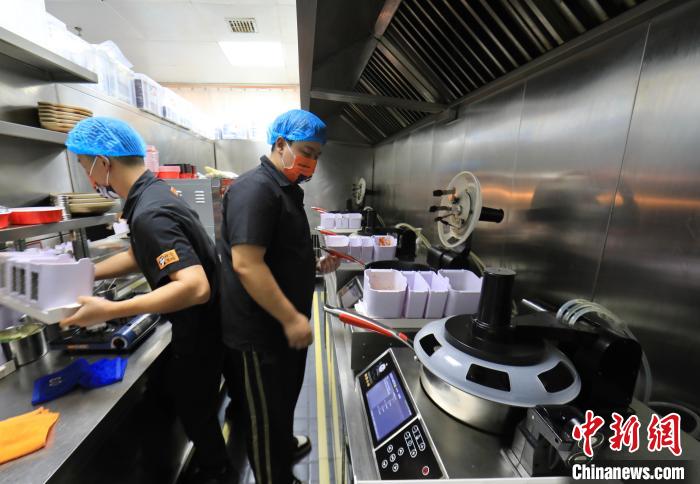AI 厨师来袭！63 秒炒出鱼香肉丝，餐饮行业即将迎来巨变