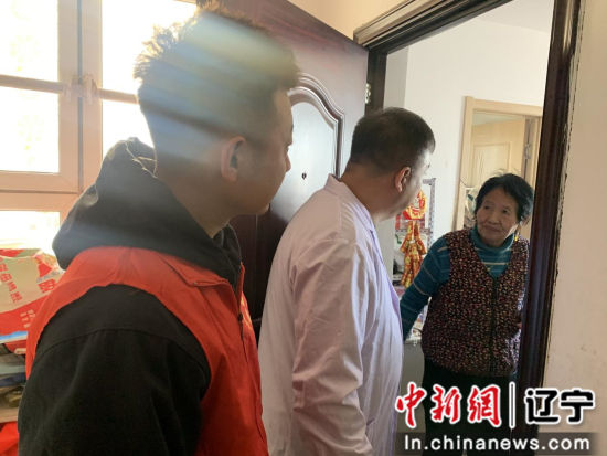 独居老人意外骨折，网格员化身贴心人解忧济困，社区治理新模式引关注