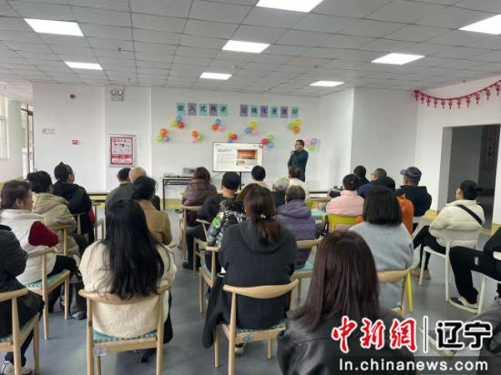 中海和悦府示范型居家养老服务中心负责人介绍嵌入式养老服务。于洪区委宣传部供图