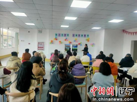 乐万家养老院负责人介绍嵌入式养老服务。于洪区委宣传部供图