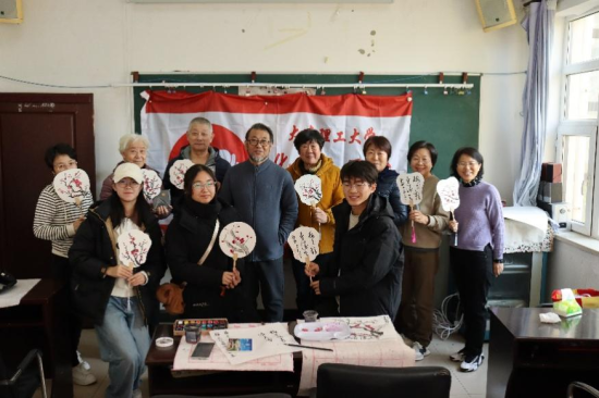 小雪节气绘暖冬：大连理工大学实践团与社区老人共绘中华传统之美