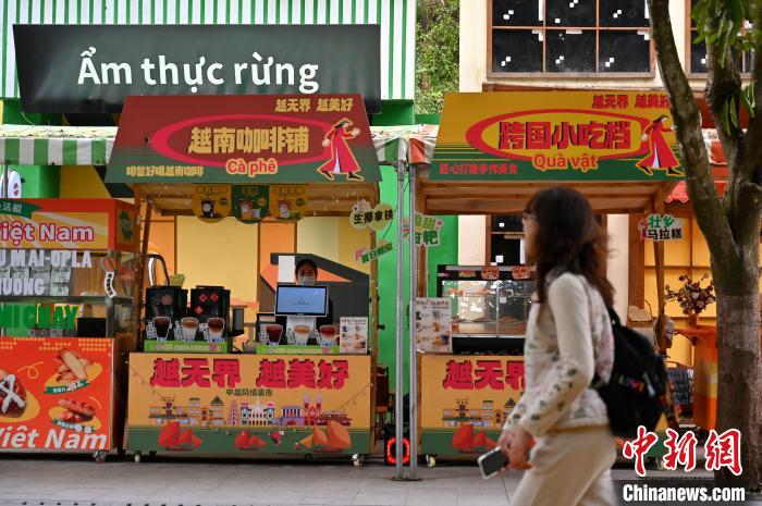 一日游两国！越南游客与中国游客共赏德天瀑布，跨境旅游新体验