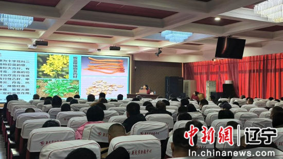 吉林农业大学尹春梅教授进行中草药栽培技术讲座。