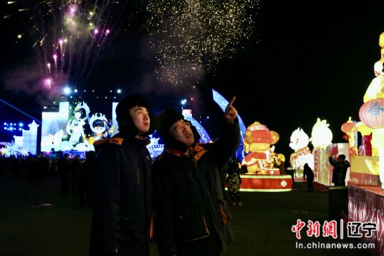 国网沈阳市东陵区供电公司工作人员排查大型灯组接线隐患,确保供电安全可靠。