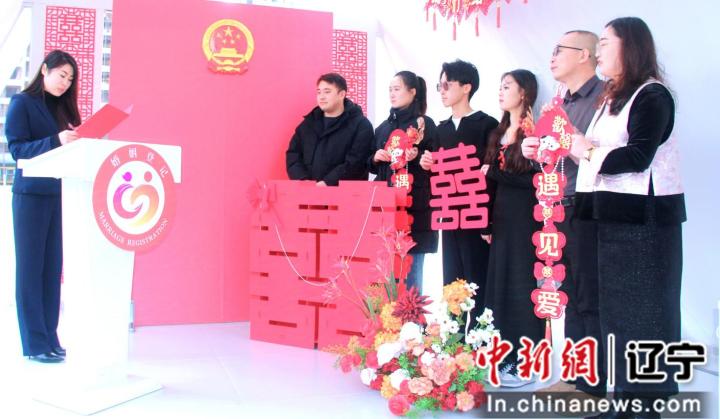 婚登+文旅!沈阳首个文创园内户外婚姻登记点开门纳客__婚登+文旅!沈阳首个文创园内户外婚姻登记点开门纳客