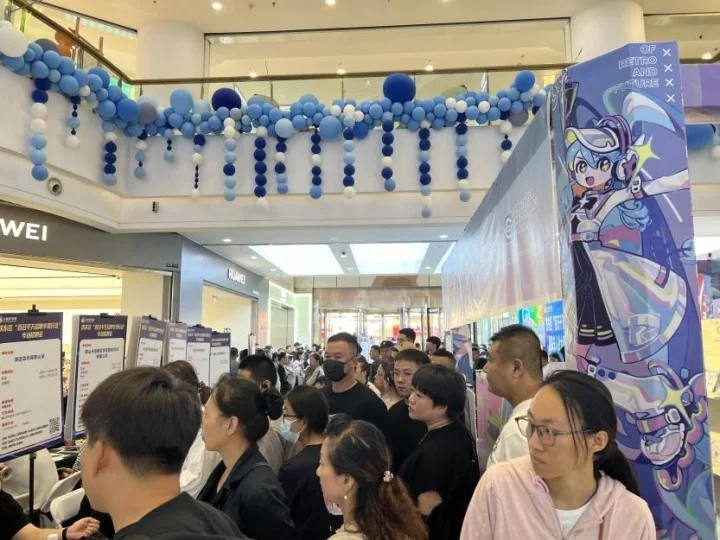 举办招聘会,帮助求职者实现就近就业。
