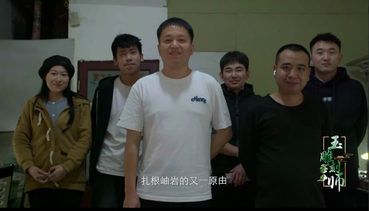 黄志腾(中)