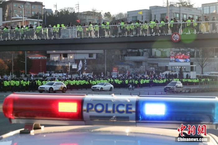 _缺席弹劾案首次辩论,尹锡悦“一拖再拖”不敢出官邸?_缺席弹劾案首次辩论,尹锡悦“一拖再拖”不敢出官邸?
