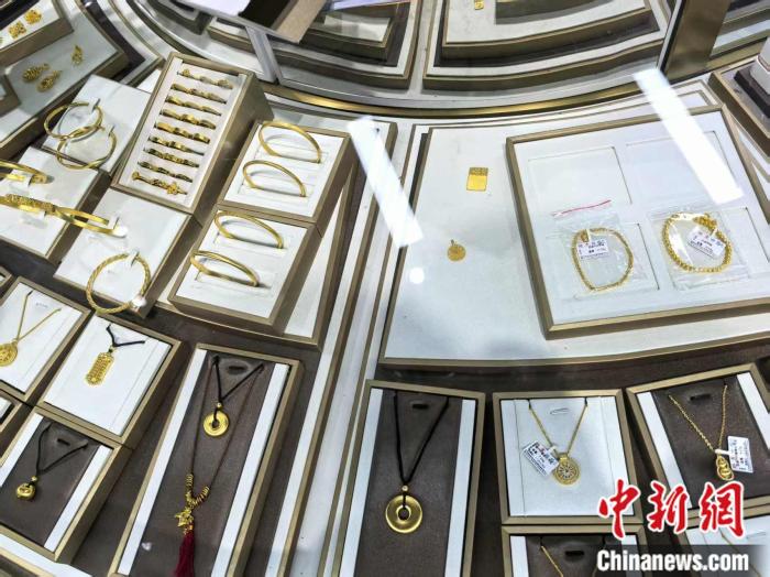 金价屡创新高！品牌金饰太贵？年轻人为何热衷打金?